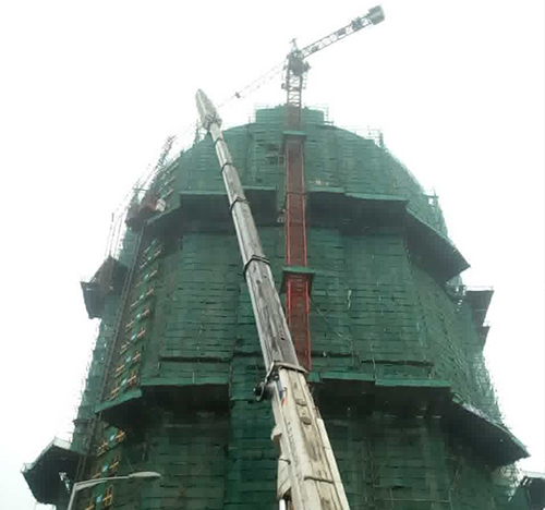 满洲里吊车在工地上作业